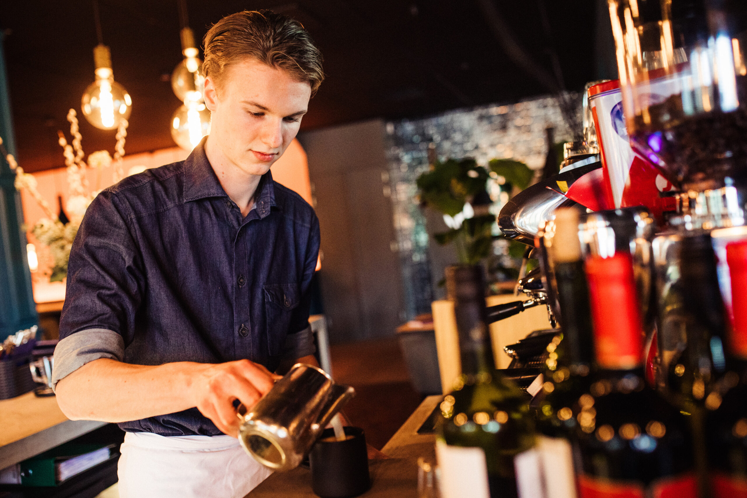 Hof van de koning koffie schenken